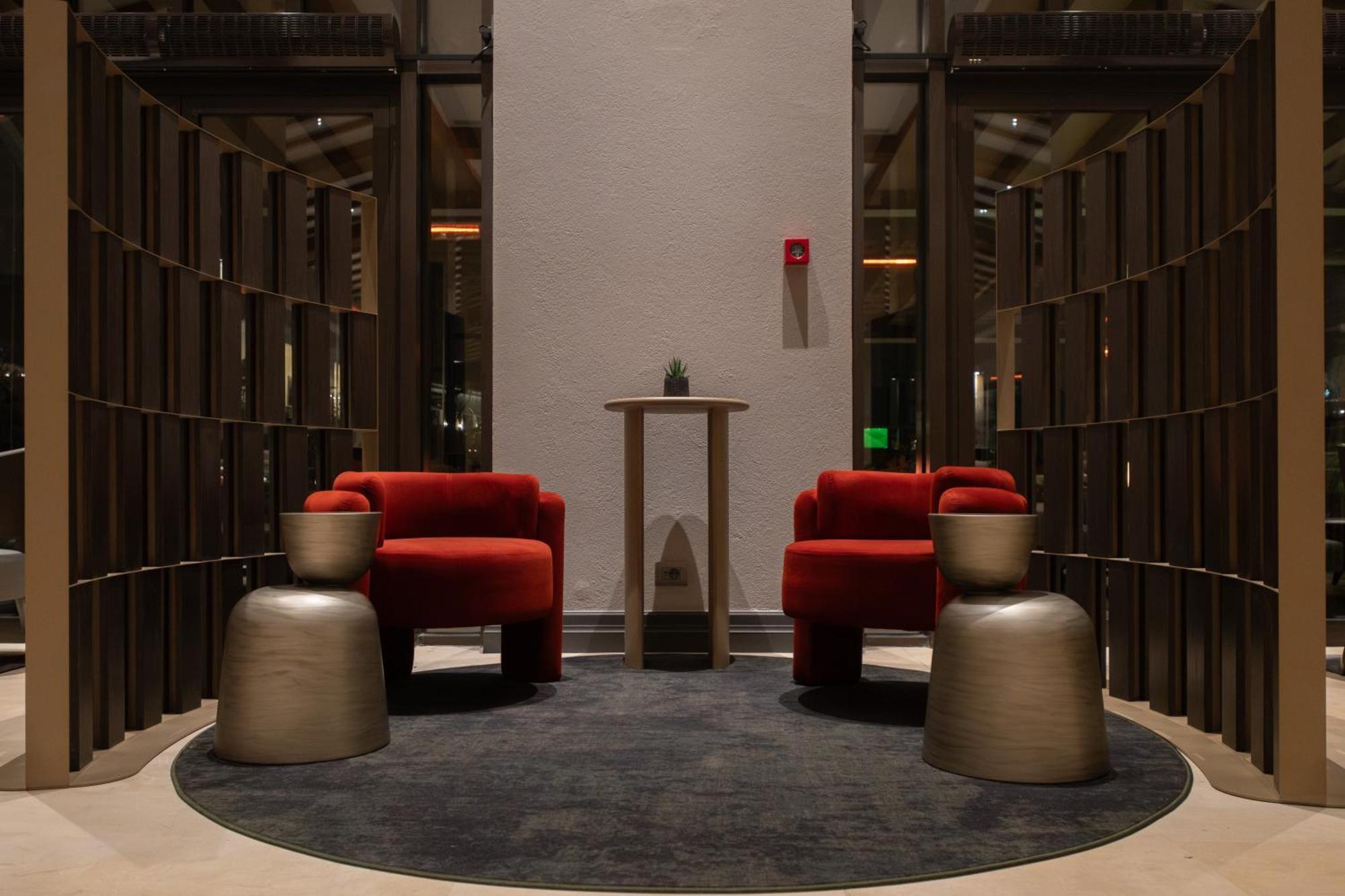Hyatt Regency Thessaloniki Tessalónica Exterior foto The lounge at the airport